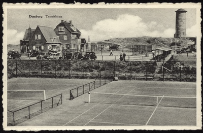 2627 Domburg Tennisbaan. Gezicht op de tennisbanen, pension Zonneduin en de watertoren te Domburg