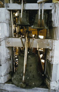 264 Galmgat met klokken van het carillon van het Stadhuis te Veere tijdens de restauratie