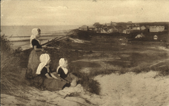 2656 Domburg (Walcheren). Drie meisjes in dracht in de duinen bij Domburg