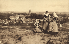2661 Domburg (Walcheren). Drie meisjes in dracht in de duinen bij Domburg