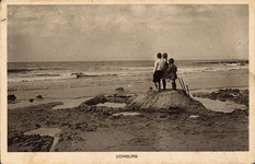 2687 Domburg. Drie kinderen op het strand te Domburg