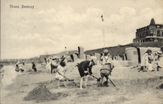 2691 Strand, Domburg. Spelende kinderen op het strand te Domburg