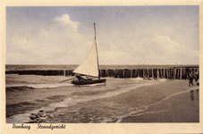 2698 Domburg Strandgezicht. Een zeilboot in de zee bij Domburg