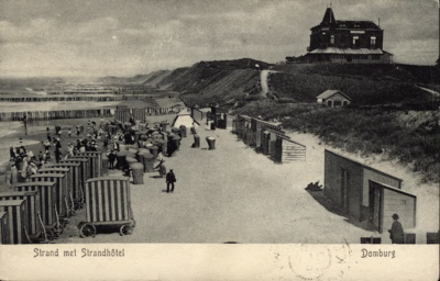 2718 Strand met Strandhôtel Domburg. Gezicht op het strand te Domburg met in de duinen het Strandhotel