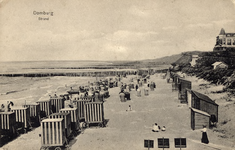 2722 Domburg Strand. Gezicht op het strand te Domburg met badkoetsen en strandstoelen