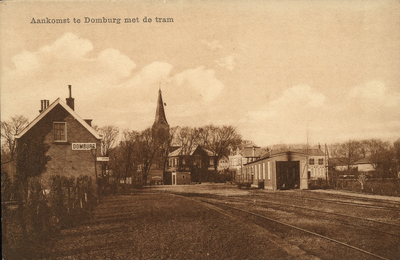 2726 Aankomst te Domburg met de tram. Gezicht op Domburg met de tramhalte