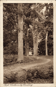 2755 Park Westhove bij Domburg. Laantje met bomen in park Westhove bij Domburg