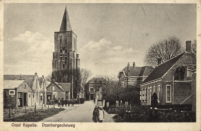 2762 Oost Kapelle. Domburgscheweg. Gezicht op de Domburgseweg en de toren van de Nederlandse Hervormde kerk te Oostkapelle