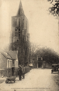 2764 Kerktoren en gemeentehuis, Oostkapelle. Gezicht op de toren van de Nederlandse Hervormde kerk en het Gemeentehuis ...