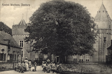 2790 Kasteel Westhove, Domburg. Poserende kinderen voor kasteel Westhove bij Domburg