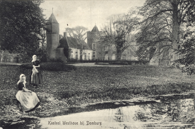 2791 Kasteel Westhove bij Domburg. Twee meisjes in dracht bij kasteel Westhove te Domburg
