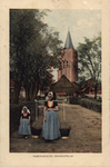 2848 Dorpsgezicht, Oostkapelle. Gezicht op de kerktoren van de Nederlandse Hervormde kerk te Oostkapelle met op de ...