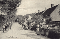 2893 Oostkapelle, Duinweg. Poserende mensen in dracht op de Duinweg te Oostkapelle