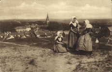 2929 Domburg (Walcheren).. Drie meisjes in dracht in de duinen bij Domburg