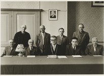 439 De gemeenteraad van Serooskerke (W) tijdens het afscheid van wethouder A. Goedbloed op 20 augustus 1958. Staand ...