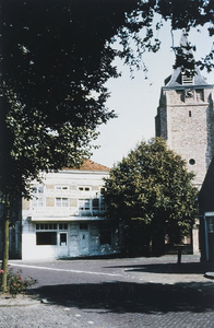459 Hotel De Lindeboom aan de Torenstraat en de toren van de Nederlandse Hervormde kerk te Serooskerke (W)