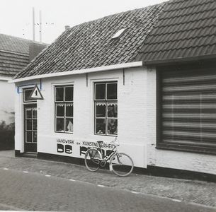 464 Winkel in Handwerk en Kunstnijverheid De Klos aan de Torenstraat te Serooskerke (W)