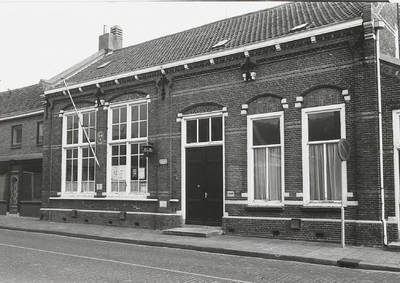 467 Het politiebureau in het voormalige gemeentehuis aan de Torenstraat te Serooskerke (W)