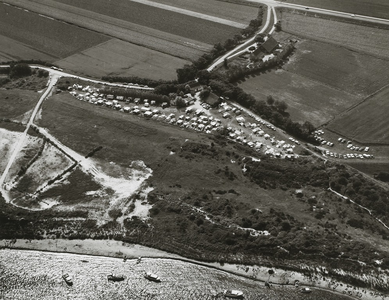 542 Een camping langs het Veerse Meer tussen Vrouwenpolder en Veere vanuit de lucht