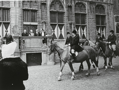 654 Herauten te paard rijden langs het bordes van het Stadhuis tijdens de viering van de bevrijding van Veere door de ...