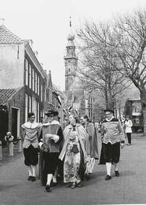 658 Personen in historische kleding op de Markt tijdens de viering van de bevrijding van Veere door de watergeuzen in 1572
