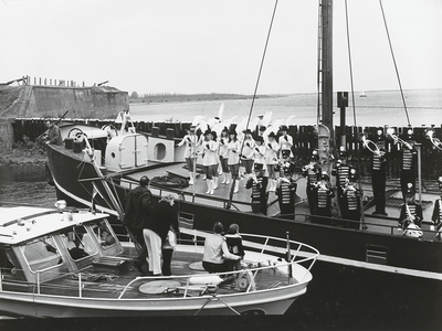 659 Het trompetterkorps Juliana met majorettenpeloton uit Middelburg musiceren op een boot in de haven tijdens de ...