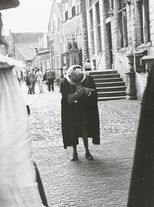 663 Een fotograaf in historische dracht aan het werk tijdens de viering van de bevrijding van Veere door de watergeuzen ...