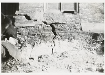 697 De beschadigde ondergevel van een huis te Veere tengevolge van de watersnoodramp