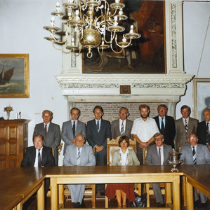 806 De gemeenteraad van Veere met burgemeester G.W. van Montfrans-Hartman (met ambtsketen)