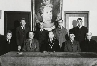 815 De gemeenteraad van Vrouwenpolder tijdens het afscheid van burgemeester W.N. van Lierse. Zittend v.l.n.r. A.P. ...