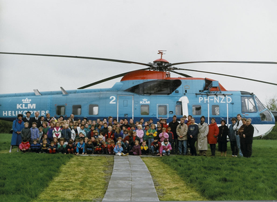 816 Leerlingen van de openbare basisschool Het Veer bij de helikopter waarmee de Griekse president in Veere is geland