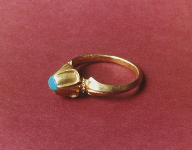 859 Gouden ring met edelsteen