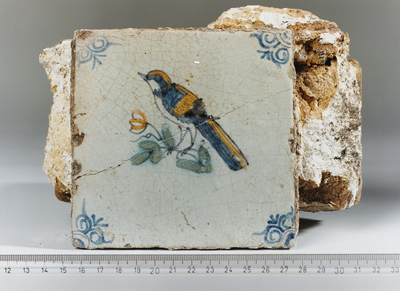 863 Brokstuk van een muur met wandtegel, waarop een vogel is afgebeeld