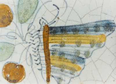 866 Detail van een wandtegel, waarop een vlinder is afgebeeld