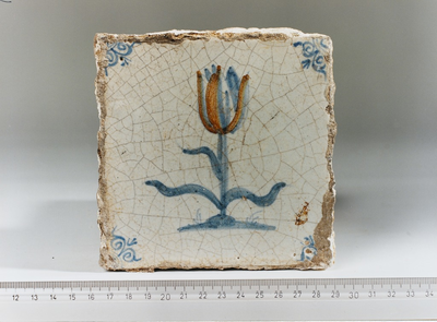 869 Wandtegel, waarop een tulp is afgebeeld