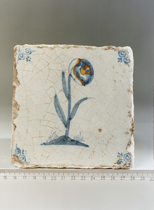 870 Wandtegel, waarop een bloem is afgebeeld