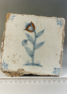 872 Wandtegel, waarop een bloem is afgebeeld