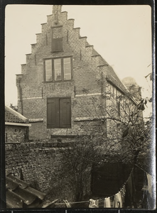 985 De voorgevel van het huis aan de Simon Oomstraat 3 in Veere, gezien vanuit het achterraam van een huis aan de Kaai ...