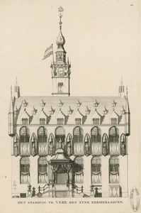 1052 Het Stadhuis te Vere met zyne Eersieraadjen. De gevel van het stadhuis aan de Markt te Veere, versierd met een ...