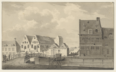 1070 Gezicht op het arsenaal te Veere na de beschieting in 1809, met personen bij de brug