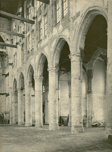 1092a Het interieur van de Grote Kerk te Veere na verwijdering van de houten vloeren en herstel van de pilaren
