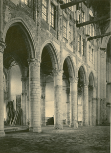 1092b Het interieur van de Grote Kerk te Veere na verwijdering van de houten vloeren en herstel van de pilaren