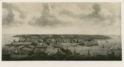 1151 Gezicht op de stad Vlissingen van de zeezijde, met op de voorgrond saluerende schepen, en het achterliggende land ...