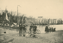 1190f Visschersvloot en Nieuwendijk, Vlissingen. Gezicht op de Vissershaven en de Nieuwendijk te Vlissingen, met jeugd ...