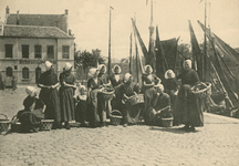 1190k Visschersvrouwen, Bureau van Politie, Vlissingen. Gezicht op een groep vissersvrouwen uit Arnemuiden voor het ...