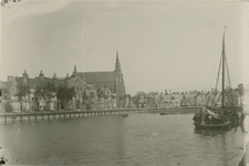 1204 Gezicht op de Pottekade te Vlissingen vóór de demping, met links de Oostkerk