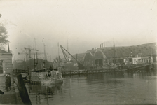 1209 Gezicht op het Dok (de Dokhaven) te Vlissingen met tonnenbrug en op de achtergrond de loodsen van de Koninklijke ...