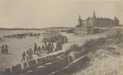 1213-3 Gezicht op het strand te Vlissingen met op de achtergrond hotel Britannia