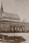 1262 Gezicht op de hoofdwacht te Vlissingen met het personeel, en op de achtergrond de rooms-katholieke kerk