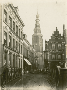 1277 Gezicht op de toren van de Grote of Sint Jacobskerk te Vlissingen, vóór de brand, door de Kerkstraat, met links de ...